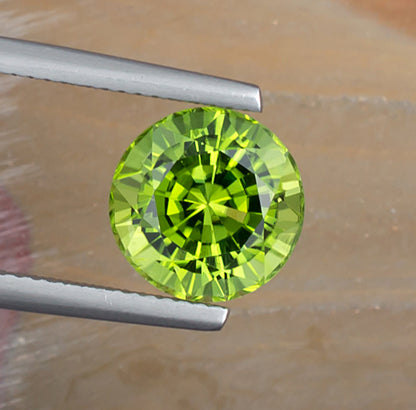 4.80ct Peridot Colored Gemstone Top View II Natural Background 
