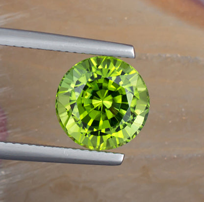 4.80ct Peridot Colored Gemstone Top View Natural Background 
