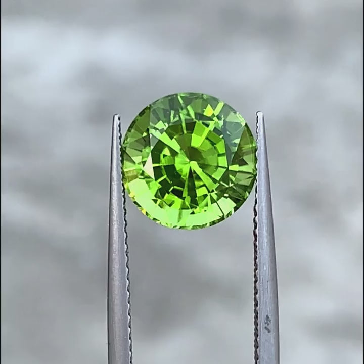 4.80ct Peridot Colored Gemstone Video Natural Background 
